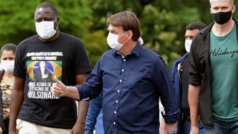 Bolsonaro minimiza mortes por Covid e manda apoiadora que o questionou se retirar