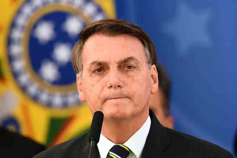 O presidente Jair Bolsonaro realiza uma coletiva em Brasília, no dia 24 de abril de 2020