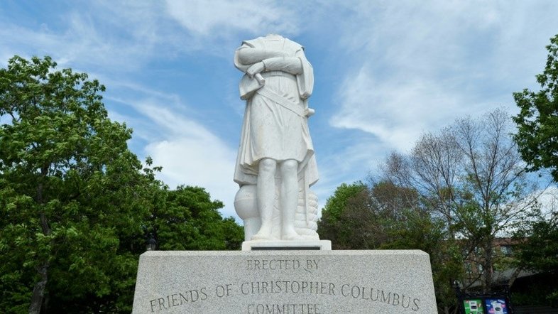 Estátua de Cristóvão Colombo é decapitada em Boston