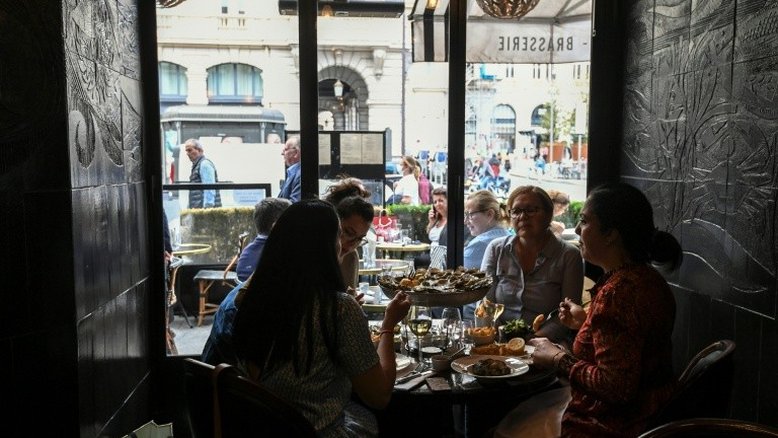Vamos sair para comer? França dá um passo adiante para a normalidade