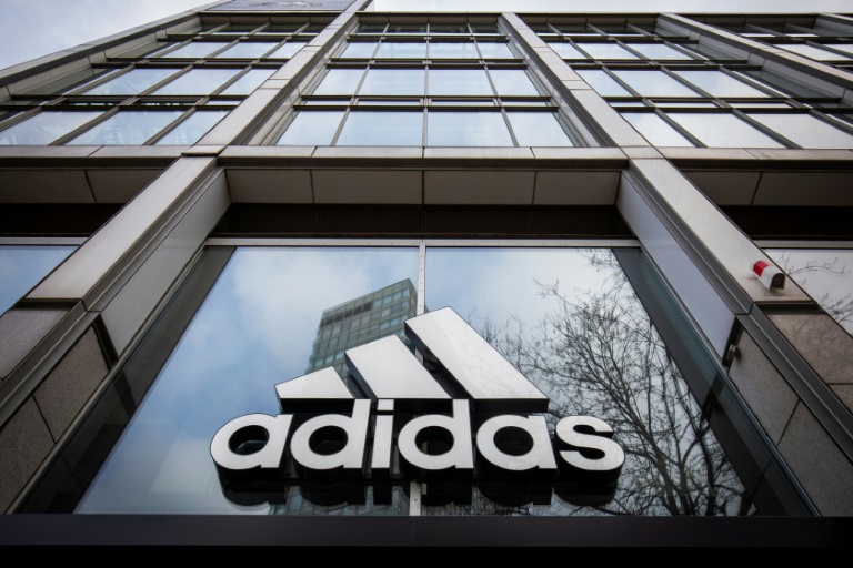 Funcionários da Adidas acusam a marca de racismo nos EUA