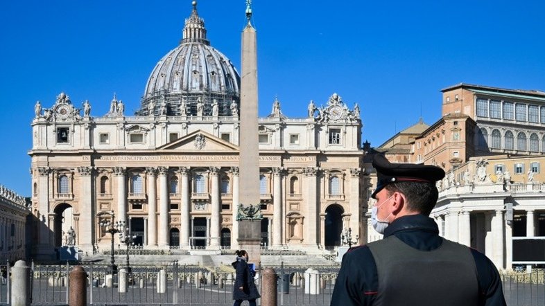 Papa põe ordem na Fábrica de São Pedro