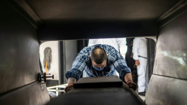 A vida no limite da família de funerários por causa da pandemia no México