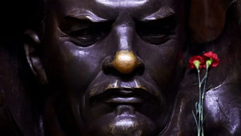 Polêmica estátua de Lenin é inaugurada na Alemanha