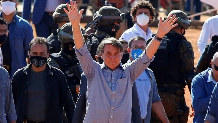 Bolsonaro deflagra temores sobre democracia brasileira, diz Financial Times