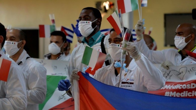 Cuba recebe como heróis médicos que retornam de missão na Itália