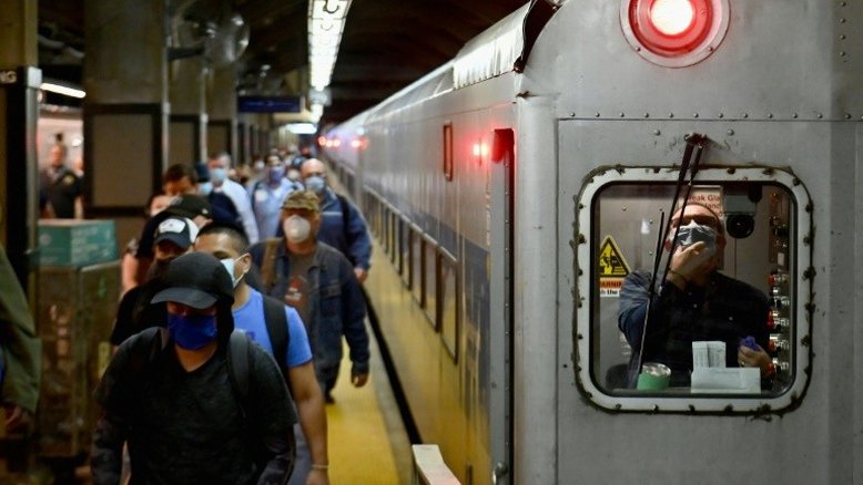 Nova York começa a reabrir; OMS alerta que pandemia piora no mundo