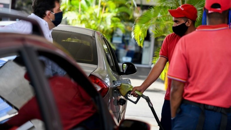 Estreia de tarifas dolarizadas para a gasolina gera dúvidas na Venezuela