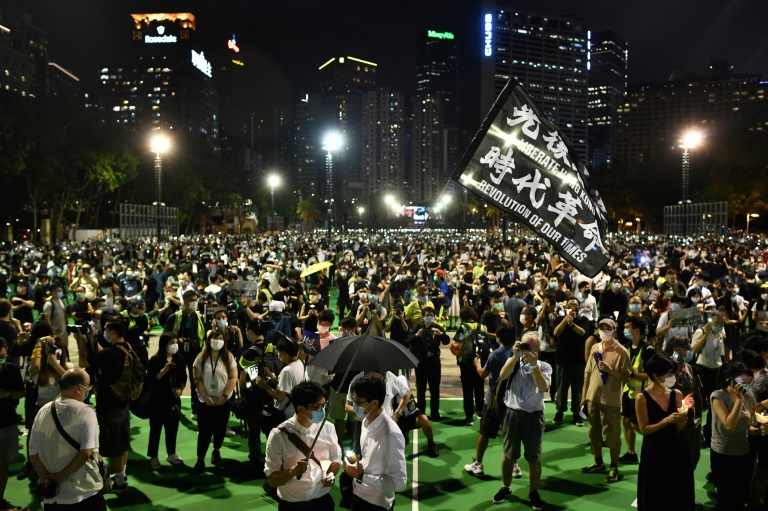 Milhares de manifestantes desafiam proibição da vigília de Tiananmen em Hong Kong