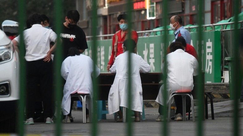 Novos casos domésticos em Pequim alertam para possível nova onda de coronavírus