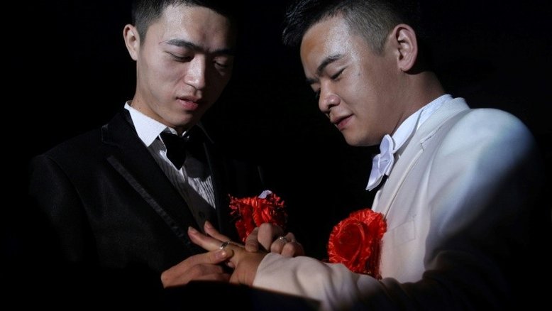 Com casamento proibido, homossexuais chineses celebram união na internet
