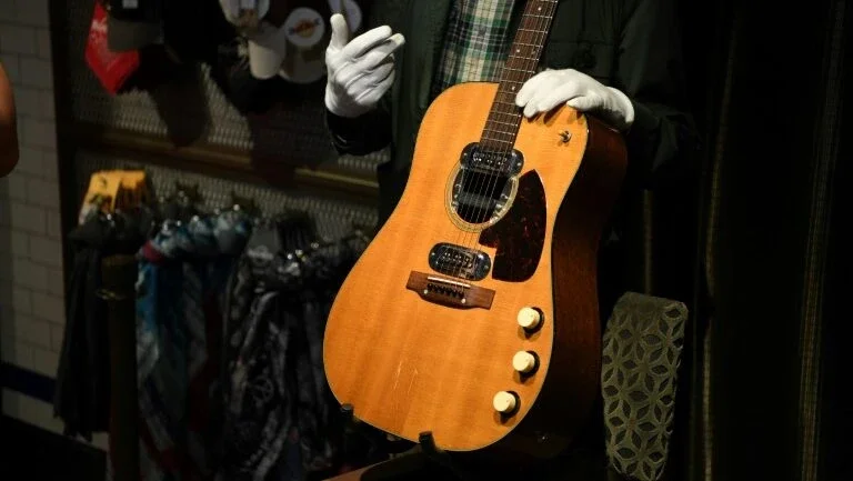 Violão de Kurt Cobain leiloado por US$ 6 milhões, um recorde