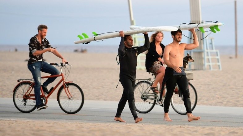 'O vírus não tira férias': aumento de casos após reabertura assusta a Califórnia