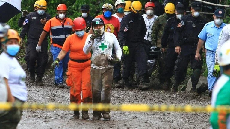 Resgatados sete corpos de família que morreu soterrada após tempestades em El Salvador