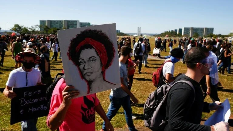 Brasileiros vão às ruas em manifestações a favor e contra Bolsonaro