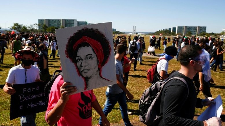 Brasileiros vão às ruas em manifestações a favor e contra Bolsonaro