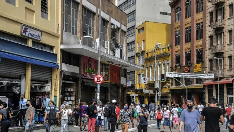 OPAS adverte para surtos recorrentes de COVID-19 por dois anos nas Américas
