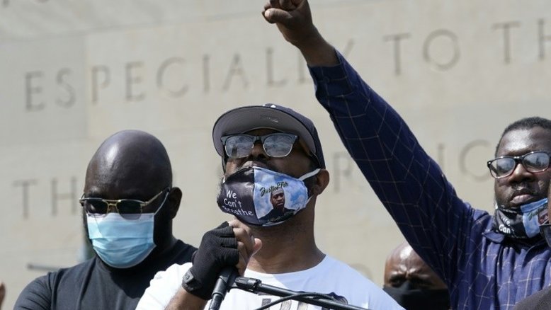George Floyd morreu pela "pandemia do racismo e da discriminação", diz advogado