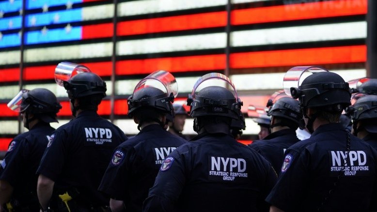 Policial de Nova York será acusado de agredir um manifestante