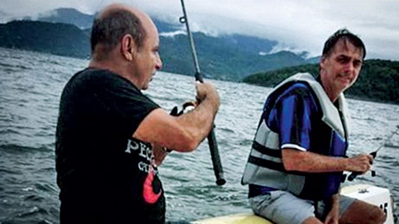 Bolsonaro e Queiroz ironizam Covid-19 e fazem mesma piada sobre morte de Lázaro