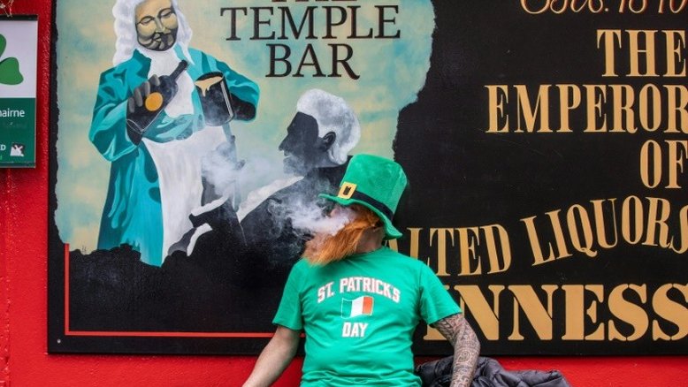 Pubs reabrem as portas na Irlanda após 15 semanas de fechamento por pandemia