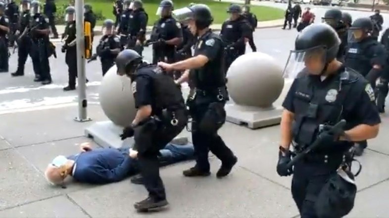 Trump sugere que caso de manifestante ferido por policiais pode ser montagem