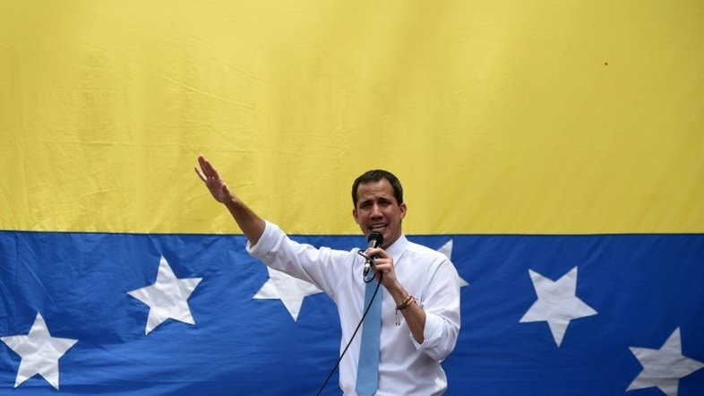 Guaidó ressurge na rua após acusação de que estaria refugiado em embaixada francesa