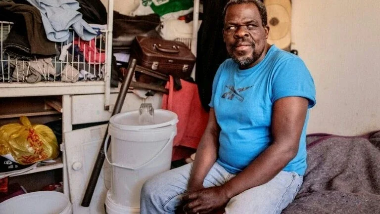 Falta de contato físico devido ao vírus transtorna a vida dos cegos na África do Sul