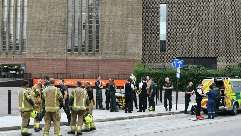 Jovem que jogou criança do 10º andar de museu em Londres é condenado à prisão perpétua