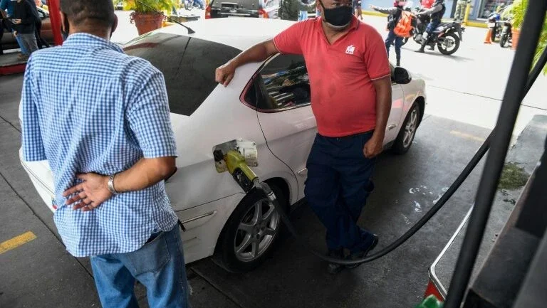 Venezuela flexibiliza quarentena em meio a grandes filas nos postos de gasolina
