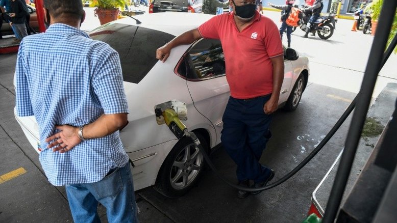 Venezuela flexibiliza quarentena em meio a grandes filas nos postos de gasolina
