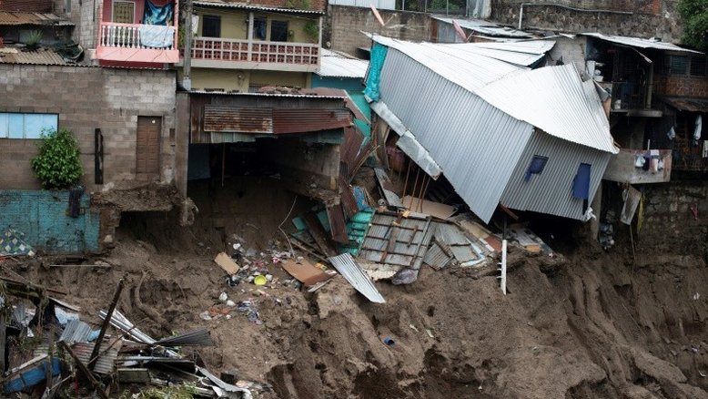 Tempestade Amanda deixa destruição e mortes em El Salvador, Guatemala e Honduras
