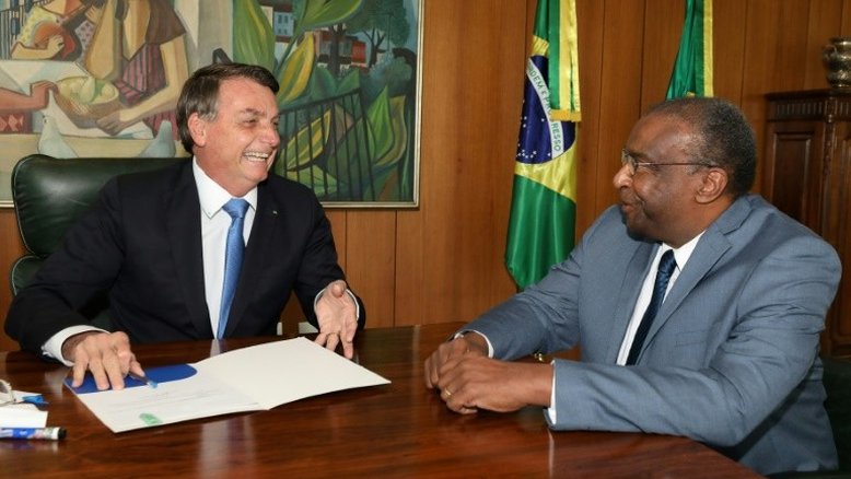 Ministro da Educação defende títulos acadêmicos após questionamentos