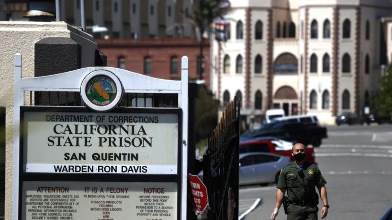 Casos de COVID-19 disparam em prisão da Califórnia
