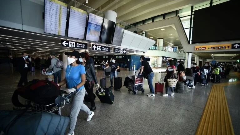 Viajantes do Brasil e EUA devem ser impedidos de ir à UE