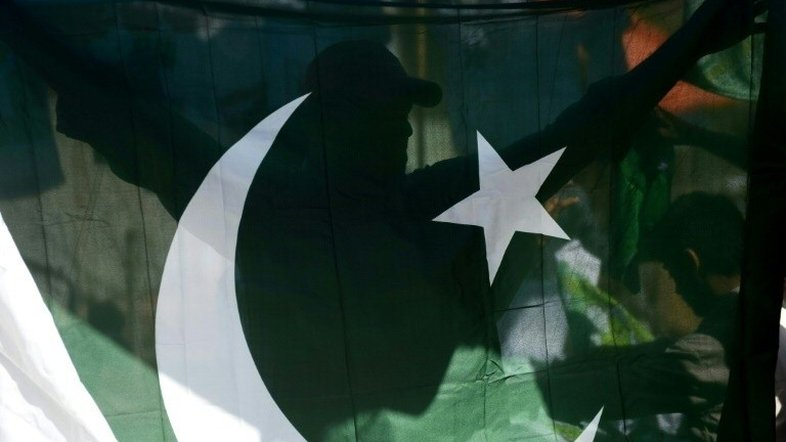 Casal é acusado de matar empregada de 7 anos por deixar papagaio escapar