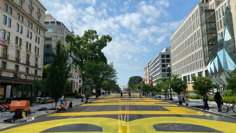 Prefeita de Washington renomeia rua em frente à Casa Branca com lema de protestos