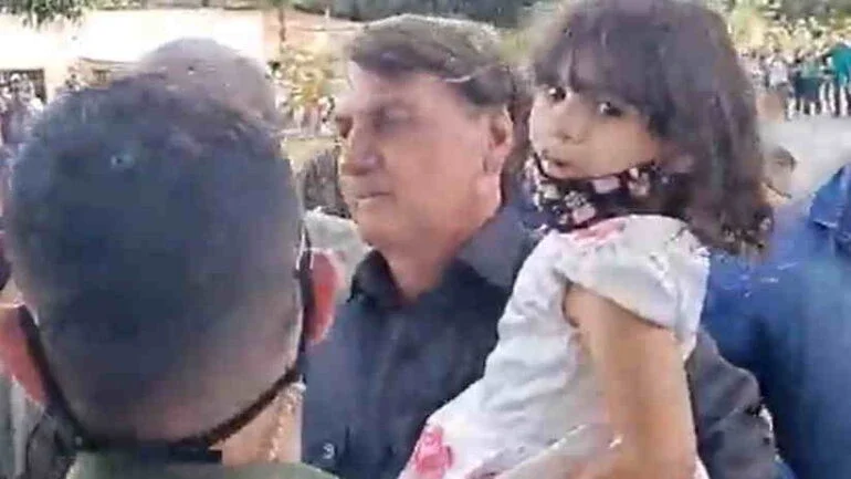 Em Minas, Bolsonaro provoca aglomeração e pega criança no colo