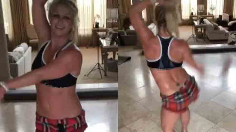 Britney Spears mostra dança na sala de casa