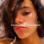 “Cachinhos voltando”, diz Bruna Marquezine comemorando transição capilar