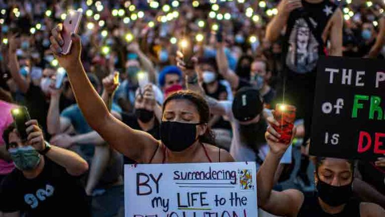 Grupo de manifestantes em protesto em frente à Casa Branca, em 3 de junho de 2020, em Washington - AFP