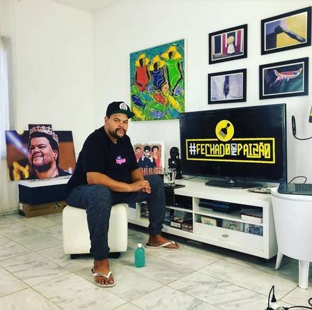 Babu Santana troca casa simples por uma maior na Ilha da Gigóia, no RJ