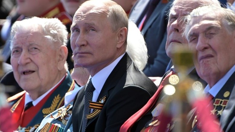 Vladimir Putin zomba de bandeira LGBT exibida na embaixada dos EUA em Moscou