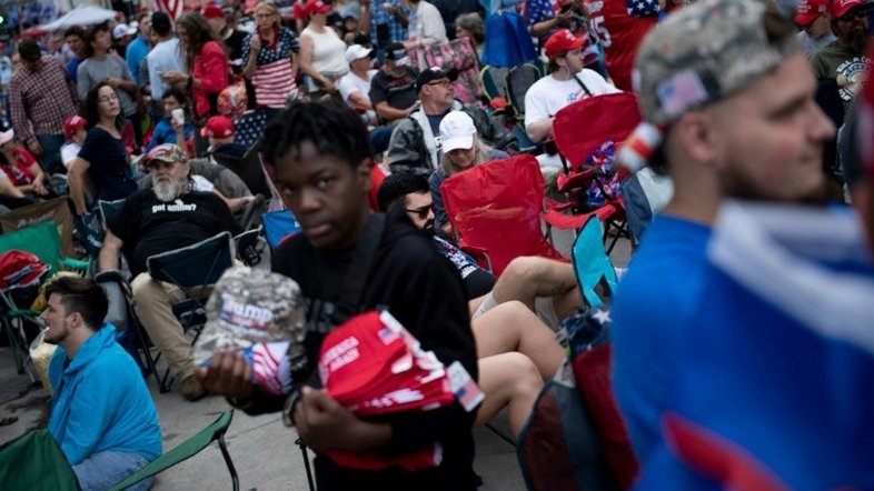 No retorno da campanha, simpatizantes de Trump desafiam epidemia para mostrar força