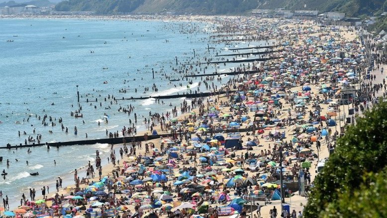 Tradicionais cadeiras de praia são banidas por virarem armas e para evitar aglomerações