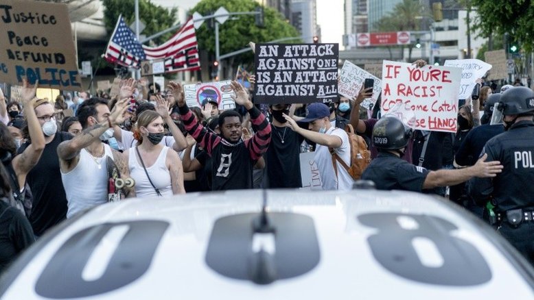 Detidos em LA por protestarem durante toque de recolher não serão processados