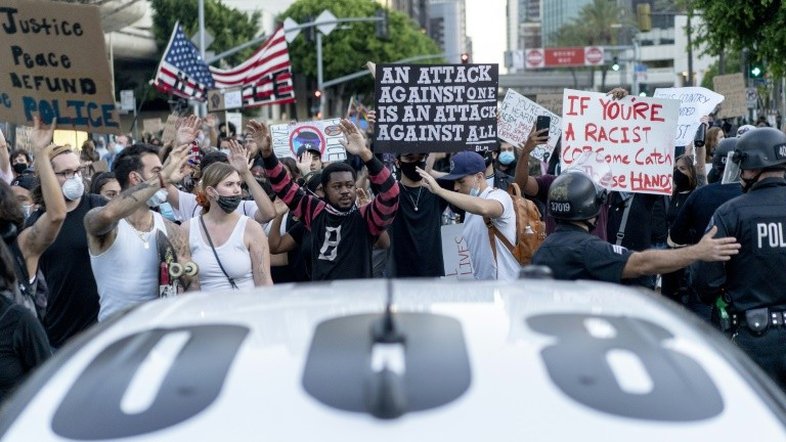 Detidos em LA por protestarem durante toque de recolher não serão processados