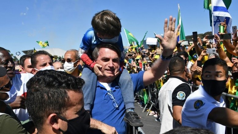 Bolsonaro ameaça tirar Brasil da OMS, enquanto crise cede nos EUA