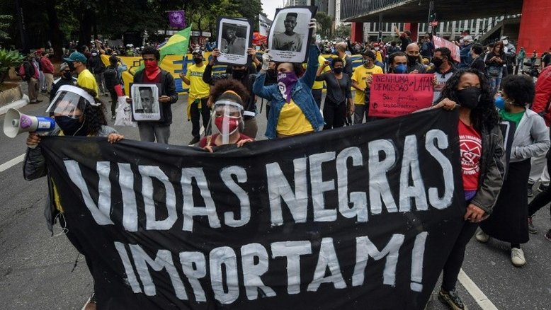 Nova manifestação contra Bolsonaro em SP reúne torcedores e antirracistas