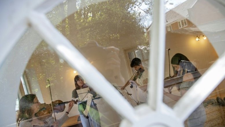 Economia do Reino Unido tem queda recorde de 20,4% em abril